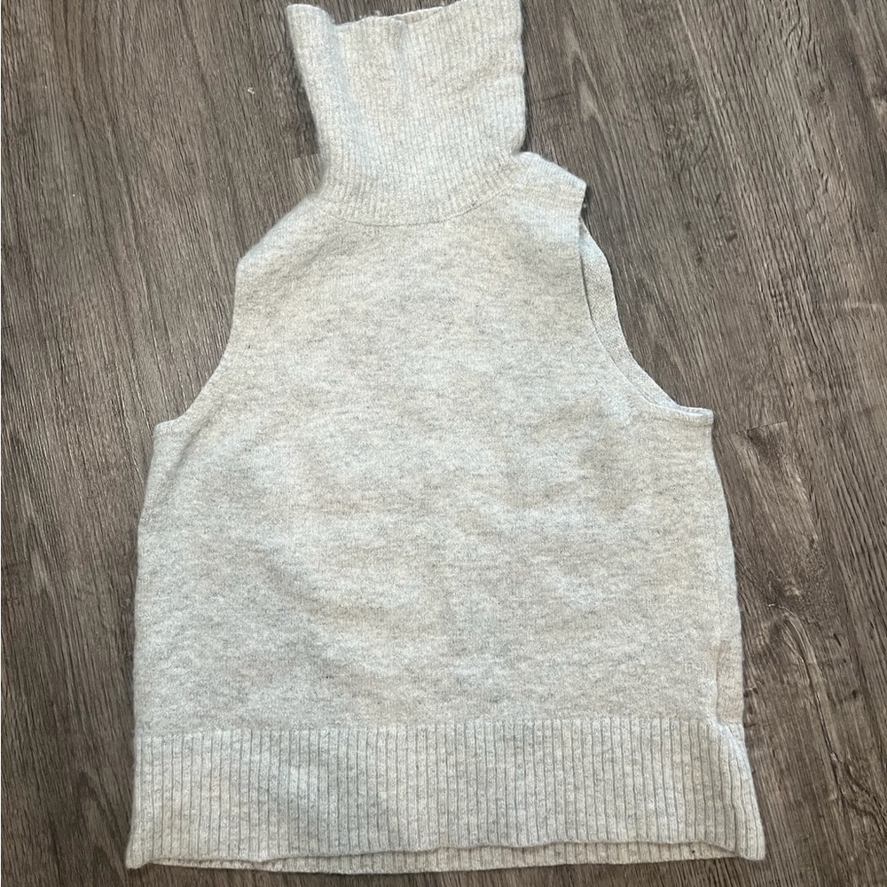Madewellll turtleneck sweatervest. Gray